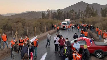 Vecinos se toman ingreso a tranque del grupo Luksic: No toman en serio el conflicto
