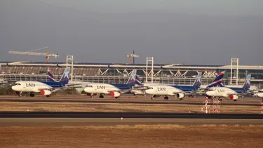 Paro general en Argentina provoca problemas en Chile: Se suspenden todos los vuelos desde Santiago