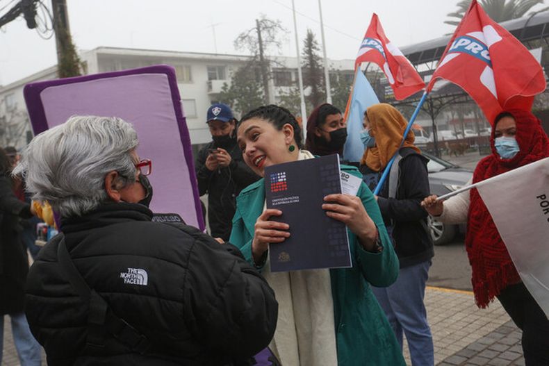 Actividad de comandos por el Apruebo en metro Plaza Puente Alto Agencia Uno.jpeg
