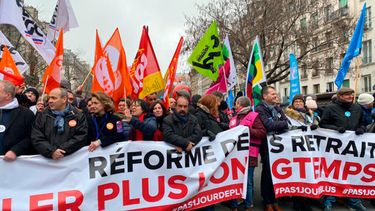 VIDEO| Más de un millón de franceses protestan contra la reforma de pensiones de Macron