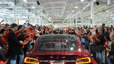 Tesla se enfrenta a una caída de ventas y presiones políticas al denunciarse fallos en sus nuevos robotaxis