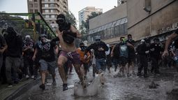FOTOLIBRO| Estallido social y coronavirus: La tormenta perfecta para Chile desde una mirada artística