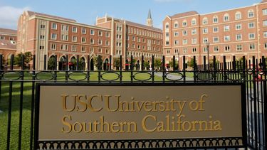 Casi cien mujeres demandaron a la University of Southern California tras ignorar denuncias contra ginecólogo por abusos sexuales
