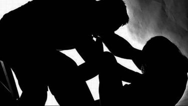 Brutal caso de violencia de género conmociona Argentina: Madre llevaba a la cárcel a su hija para que su pareja la violara