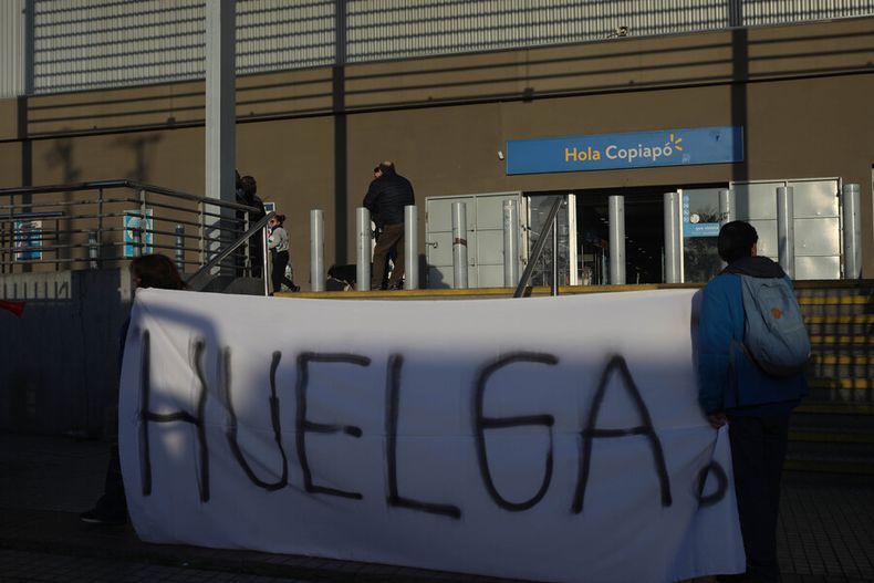 tras 6 dias trabajadores de walmart deponen huelga y aceptan bono de 920 mil pesos.jpg