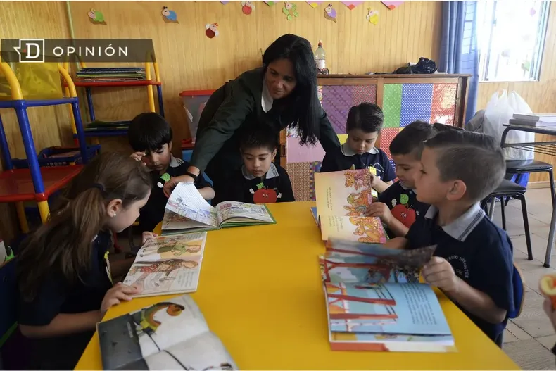 29203 profesora en clases con ninos.webp