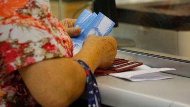 20 mil personas aún no cobran exbono marzo: Revisa cómo hacerlo en este y otros beneficios