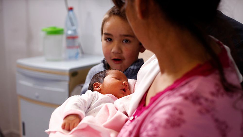 La polémica columna contra las feministas que discriminan a madres jóvenes