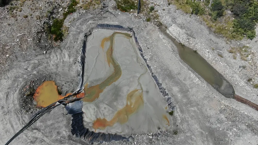 Relave minero colapsado contamina el agua de familias rurales en Aysén: Llevan una década esperando medidas