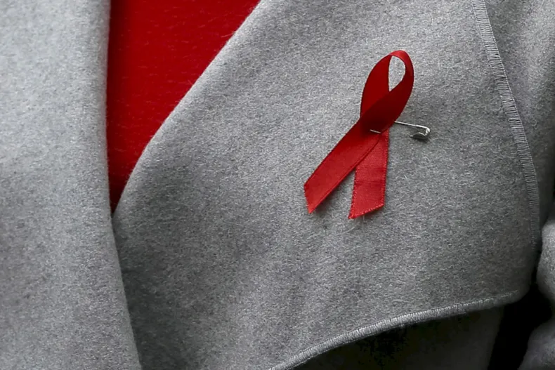 18950 chaqueta con pin campania contra vih.webp