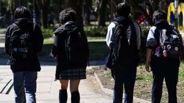 Estudiantes caminando / Agencia Uno