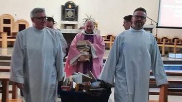 Sacerdotes católicos queman libros de Harry Potter en Polonia por considerarlos contra el respeto a Dios