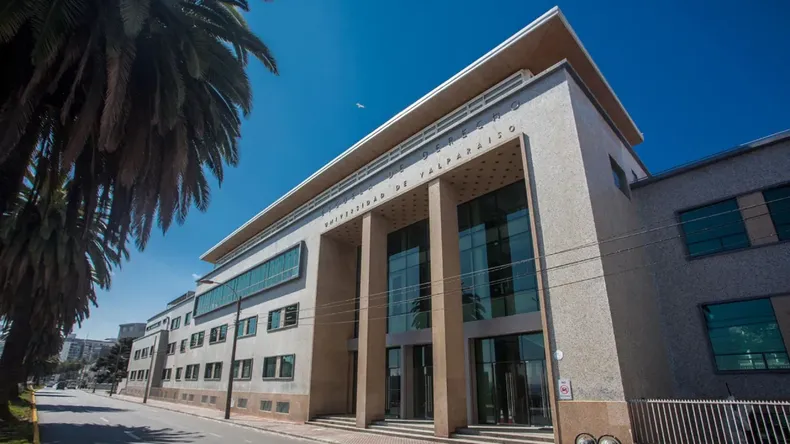 se titulo de abogado pero retuvieron su grado academico por deuda de $1.300.000  suprema ordena entregarselo.webp