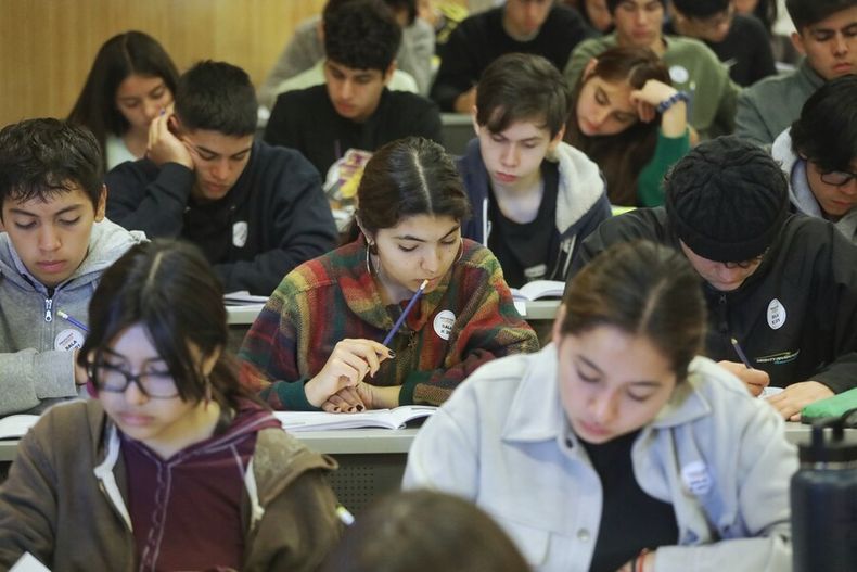 alumnos de cuarto medio realizan ensayos de la PAES.jpg