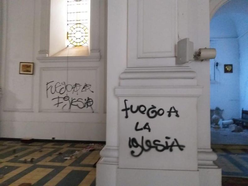 Saqueo a la iglesia La Asuncion Santiago de Chile 1.jpg