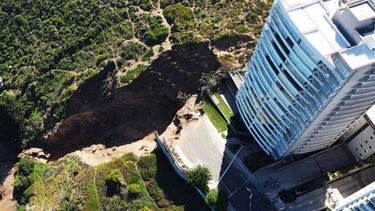 Desconocida amenaza en zona de socavones genera verdadero canal de agua en campo dunar