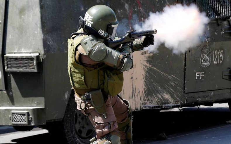 Carabineros lacrimpogenas.jpg