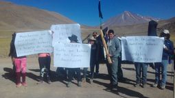 Comunidad atacameña de Socaire protesta contra el turismo irresponsable en Aguas Calientes