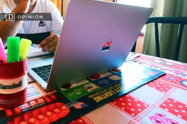 30434 persona escribiendo en su notebook.webp