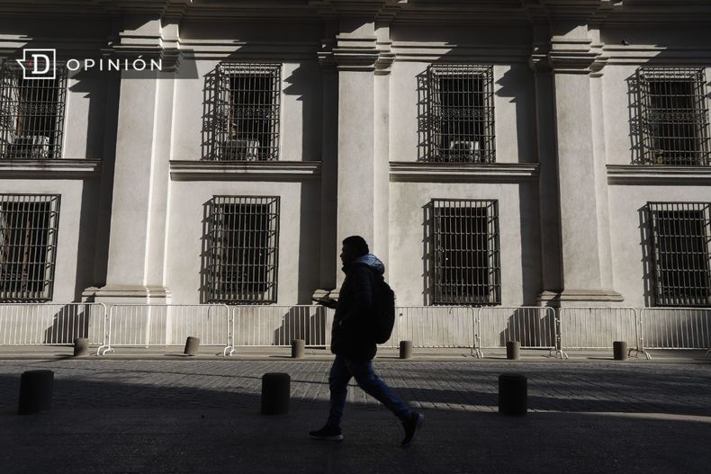 7935 imagen de una persona caminando por el lado de la moneda.jpg