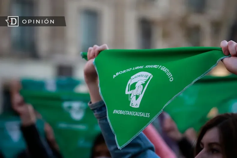 23966 protesta pro aborto con mujeres mostrando panuelos verdes.webp