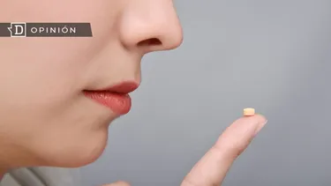 El Desconcierto | 17504 mujer mirando una pastilla en su dedo.webp