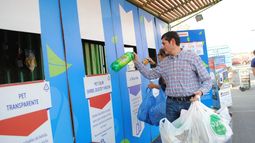 Durante la Semana del Reciclaje se realizarán más de 100 actividades en todo Chile. El cierre será la mañana del domingo 17 en el Cerro San Cristóbal. Durante la Semana del Reciclaje se realizarán más de 100 actividades en todo Chile. El cierre será la mañana del domingo 17 en el Cerro San Cristóbal.