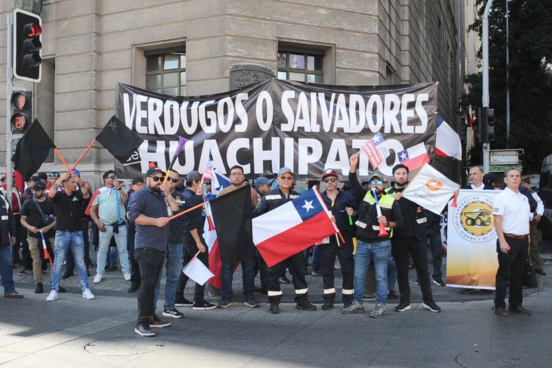 trabajadores de Huachipato en la Moneda.jpg
