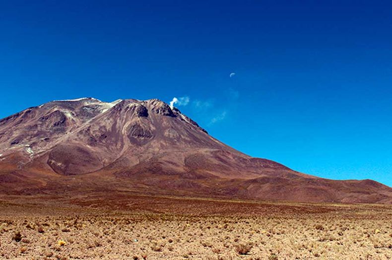 Volcan Ollague Gabriela Jara.jpg