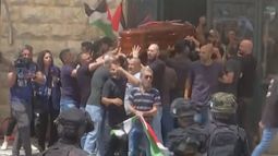 VIDEO| En su funeral, policía israelí golpea a cercanos de periodista palestina asesinada
