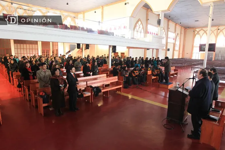 25087 ceremonia en una iglesia evangelica.webp