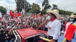 Pedro Castillo, candidato presidencial peruano, es ingresado de urgencia a una clínica por descompensación respiratoria