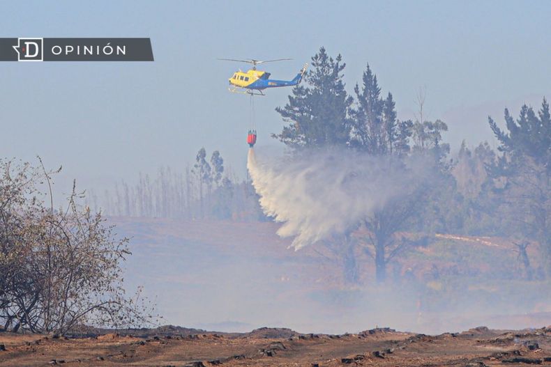 11587 helicoptero trabajando en un incendio en mulchen.jpg