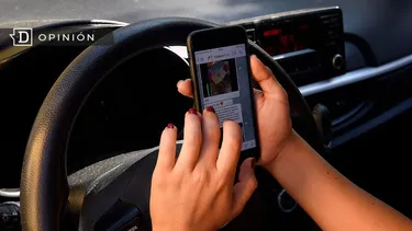 El Desconcierto | 25455 mujer viendo su celular en un auto.webp