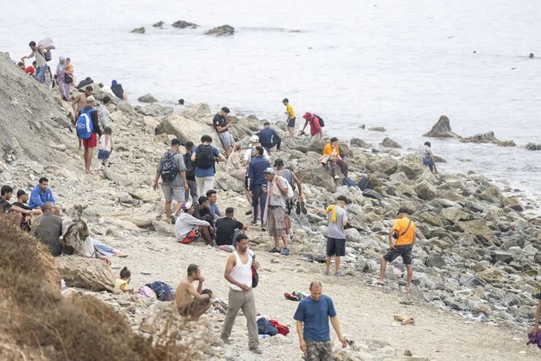 Decenas de miles de personas cruzaron a nado hacia España - Agencia EFE