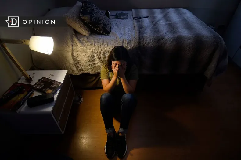 25156 mujer tapandose el rostro en su pieza.webp