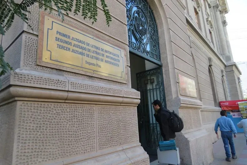 lo detuvieron por error porque tenia el mismo nombre que imputado por vif paso tres dias preso y deberan pagarle 30 millones.webp
