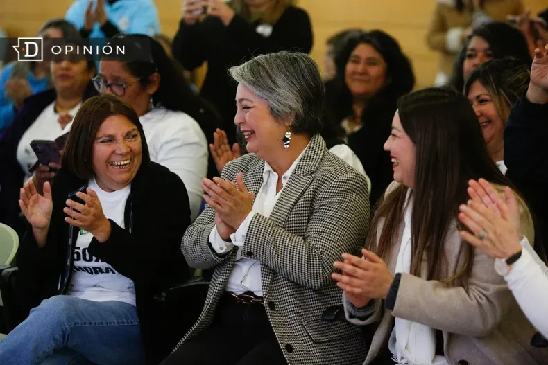 19378 jeannette jara junto a mujeres en evento sindical.webp