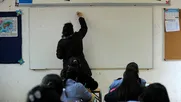 Imagen referencial de una profesora haciendo clases / Crédito: Agencia Uno