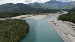 Agua prístina y exhuberante vegetación en Valle del Río Puelo, región de Los Lagos Agua prístina y exhuberante vegetación en Valle del Río Puelo, región de Los Lagos