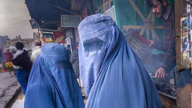 Mujeres de Afganistán acusan que el mundo las abandonó ante el abuso de los talibanes