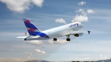 Tensión en Aeropuerto de Santiago: Evacuan vuelo de Latam con destino a Paraguay por incendio en motor