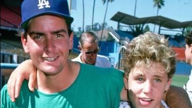Ahora acusaron a Charlie Sheen de violación
