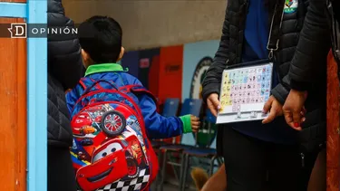 El Desconcierto | 14076 un nino entrando en una sala de clases.webp
