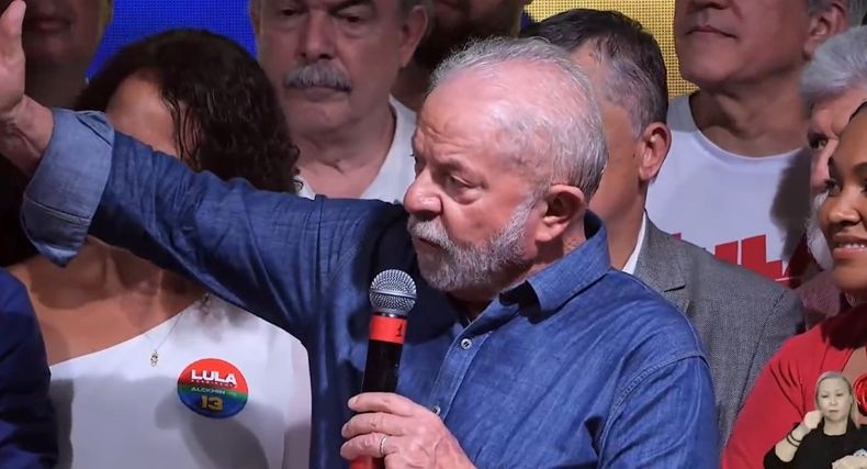 Lula da Silva el domingo tras quedarse con el balotaje.jpg