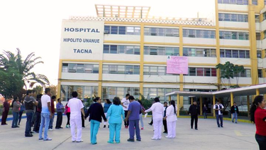 Una niña atendiendo a otra niña: Pequeña de 9 años que fue violada por su padre dio a luz en Tacna