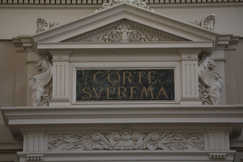 suprema confirmo expulsion de alumno que llevaba manopla a clases  padres pierden recurso.jpg