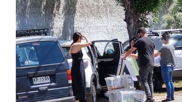 Mesas solo con hombres, unificadas y traslado de urna a auto para sufragar: Los reclamos al Servel