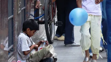 Defensoría de la Niñez contra Ejecutivo por cortar recursos a programa en ayuda de jóvenes de la calle