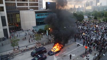 Protestas por crimen racial en Estados Unidos: Manifestantes incendian carros policiales e intentan acceder a sede de CNN en Atlanta